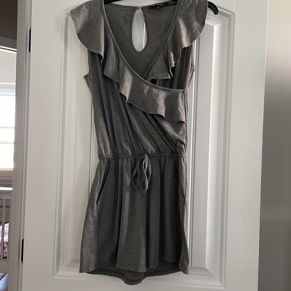 Womens gray romper size small with ruffle detail - Picture 2 of 5